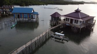 Suasana rumah Suku Bajo yang diwarnai di Kampung Bajo Pelangi di Kelurahan Sambuli, Kendari, Sulawesi Tenggara, Sabtu (30/7/2022). [ANTARA FOTO/Jojon/hp]
