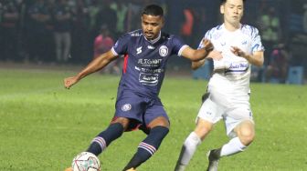 Pesepak bola Arema FC Hasyim Kipuw (kiri) berusaha melewati hadangan pesepak bola PSIS Semarang Taisei Marukawa (kanan) dalam pertandingan Kompetisi Liga 1 di Stadion Kanjuruhan, Malang, Jawa Timur, Sabtu (30/7/2022). [ANTARA FOTO/Ari Bowo Sucipto/hp]
