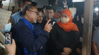 Mendag Zulkifli Hasan didampingi Gubernur Jatim Khofifah Indar Parawansa di Pasar Keputran, Kota Surabaya, Sabtu (30/7/2022) malam WIB.