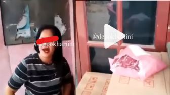 Terjadi Lagi, Emak-emak Tak Mau Bayar Paket COD Gegara Barang Tak Sesuai Ekspektasi, Kurir Lagi yang Disalahkan