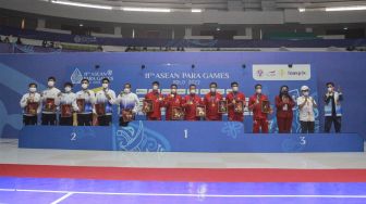 Pebulu tangkis beregu Indonesia berfoto bersama Wali Kota Solo Gibran Rakabuming Raka (kanan) usai penyerahan medali emas ASEAN Para Games 2022 di Edutorium UMS, Sukoharjo, Jawa Tengah, Minggu (31/7/2022). [ANTARA FOTO/Hendra Nurdiyansyah/tom]
