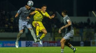 Pesepak bola Barito Putera Rafael Gomes De Olivieira (tengah) berebut bola dengan pesepak bola Borneo FC Agung Prasetyo (kiri) saat pertandingan BRI Liga 1 di Stadion Demang Lehman Martapura, Kabupaten Banjar, Kalimantan Selatan, Sabtu (30/7/2022). [ANTARA FOTO/Bayu Pratama S/hp]