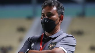 Gestur Berkelas Bima Sakti saat Insiden Kiper Myanmar Dilempar Botol di Piala AFF U-16 2022