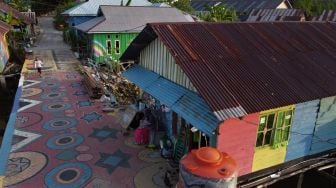 Suasana jalan yang diwarnai di Kampung Bajo Pelangi di Kelurahan Sambuli, Kendari, Sulawesi Tenggara, Sabtu (30/7/2022). [ANTARA FOTO/Jojon/hp]