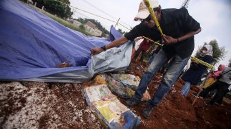 Heboh Bansos Presiden Dikubur, Kemenko PMK: Sudah Tak Layak Konsumsi karena Rusak