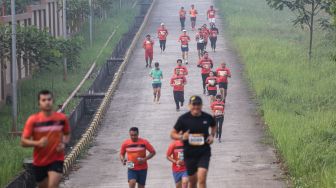 Peserta berlari saat mengikuti Atma Jaya Run di Tangerang, Banten, Minggu (31/7/2022).  ANTARA FOTO/Fauzan