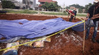 Penemuan Paket Bansos Presiden di Lahan Gudang JNE Depok, Pemilik Lahan Sempat Gali Pakai Beko