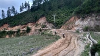 Andi Sudirman Minta Dinas PUTR Tinjau Jalan Rusak di Simbuang-Mappak Toraja