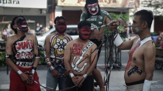 Warga melakukan aksi damai memperingati Hari Anti Perdagangan Manusia se-Dunia di Titik Nol Km, Yogyakarta, Minggu (31/7/2022). [ANTARA FOTO/Andreas Fitri Atmoko/foc]