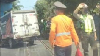 Detik-Detik Mobil Nyangkut di Rel Kereta Api, Petugas Gerak Cepat Cegah Tabrakan