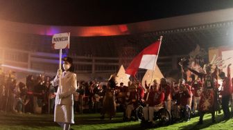 Sejumlah atlet kontingen Indonesia saat mengikuti pembukaan ASEAN Para Games 2022 di Stadion Manahan Solo, Jawa Tengah, Sabtu (30/7/2022). [ANTARA FOTO/Muhammad Adimaja/YU]