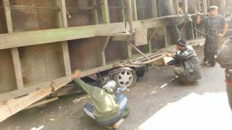 Minibus Tergencet Truk di Jember Menewaskan Tiga Korban Sekeluarga
