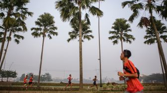 Peserta berlari saat mengikuti Atma Jaya Run di Tangerang, Banten, Minggu (31/7/2022).  ANTARA FOTO/Fauzan