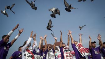 Warga melepaskan burung merpati saat melakukan aksi damai memperingati Hari Anti Perdagangan Manusia se-Dunia di Titik Nol KM, Yogyakarta, Minggu (31/7/2022).[ANTARA FOTO/Andreas Fitri Atmoko/foc]