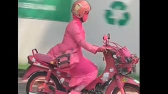 Viral Emak-emak Naik Motor Berwarna Pink Jadi Sorotan, Outfit-nya Cetar Membahana