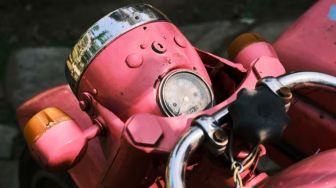 Pengendara Sepeda Motor Ini Curi Perhatian, Semua yang Dipakai Serba Pink