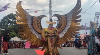 Karnaval Tenun di Lombok Timur, Warga Manfaatkan Jalanan Desa Sebagai Catwalk