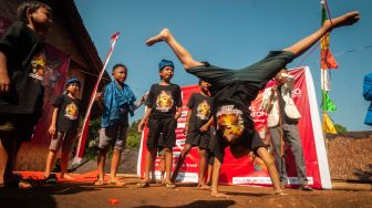 Anak Suku Baduy bermain lompat tali karet di Kampung Kaduketug, Lebak, Banten, Senin (1/8/2022). [ANTARA FOTO/Muhammad Bagus Khoirunas/nym]
