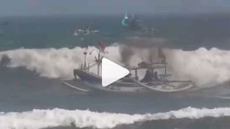 Detik-detik Perahu Nelayan Karam Terhantam Ombak di Pantai Puger, Satu Orang Dilaporkan Meninggal