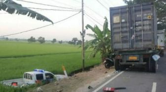 Truk Tronton Tabrak Mobil Patroli Polisi hingga Nyungsep ke Sawah