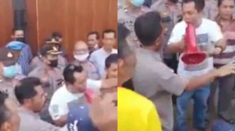 Aksi Demo Warga Tuntut Penutupan Padepokan Nur Dzat Sejati