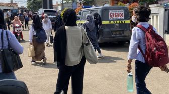 Sejumlah Polisi Berjaga di SMAN 11 Tangsel, Antisipasi Penyerangan Buntut Tewasnya Remaja di Pamulang