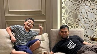 Teuku Wisnu dan Shireen Sungkar Sibuk Haji, Anak Pertama Malah Pura-pura Pingsan