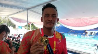 Rino Saputra Tak Menyangka Bisa Raih Emas Para Renang ASEAN Para Games 2022