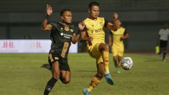 Pesepak bola Persikabo 1973 Dimas Drajad (kanan) berebut bola dengan pesepak bola Dewa United Achmad Faris pada lanjutan BRI Liga 1 di Stadion Indomilk Arena, Tangerang, Banten, Minggu (31/7/2022). [ANTARA FOTO/Fauzan/wsj]