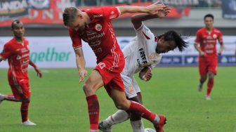 Pesepak bola Persija Jakarta Hanno Behrens (kiri) berebut dengan pesepak bola Persis Solo Taufiq Febriyanto (kanan) pada lanjutan Liga 1 di Stadion Patriot Chandrabhaga, Bekasi, Jawa Barat, Minggu (31/7/2022). [ANTARA FOTO/Fakhri Hermansyah/wsj]
