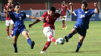 Pemain Timnas Indonesia U-16 Muhammad Nabil Asura (tengah) berusaha menerobos pertahanan Timnas Filipina U-16 saat laga AFF U-16 2022 di Stadion Maguwoharjo, Depok, Sleman, D.I Yogyakarta, Minggu (31/7/2022). [ANTARA FOTO/Andreas Fitri Atmoko/wsj]