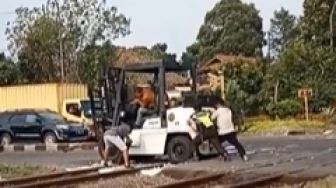 Heboh Forklift Nyangkut di Rel Kereta Api, Warga dan Petugas Bingung Cara Mengevakuasi