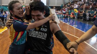 Pebasket Indonesia I Komang Suparta melakukan selebrasi usai timnya berhasil mengalahkan Tim Basket Kamboja pada pertandingan perebutan medali perunggu basket kursi roda 3X3 ASEAN Para Games 2022 di GOR Sritex Arena, Solo, Jawa Tengah, Minggu (31/7/2022). [ANTARA FOTO/Muhammad Adimaja/tom]
