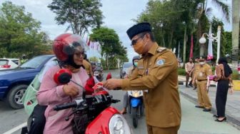 Rahmad Mas'ud Bagi-bagi 200 Bendera Merah Putih: Dalam Rangka HUT RI