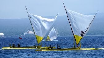 Perlombaan Perahu Layar Tradisional di Selat Bali