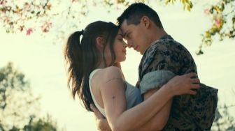 Review Film Purple Hearts: Pernikahan Palsu Marinir dan Musisi
