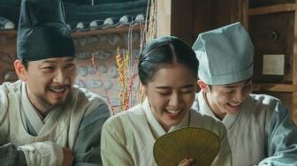 Bakal Tayang Malam Ini, Intip 9 Potret di Balik Layar Poong The Joseon Psychiatrist