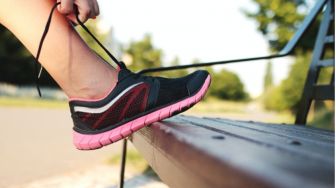 Sering Dianggap Sepel, Ini 6 Efek Samping Pakai Sepatu Sempit Bagi Kesehatan