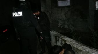 Ketahuan Mabuk, Remaja Loncat ke Got