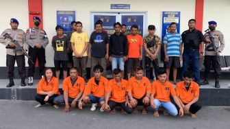 Polda Kepri Ringkus 8 Tersangka Jaringan Penyelundup PMI Ilegal ke Malaysia