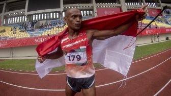 Pelari Indonesia Endi Nurdin Tine melakukan selebrasi usai memenangi final lari 1.500 meter putra T20 ASEAN Para Games 2022 di Stadion Manahan, Solo, Jawa Tengah, Selasa (2/8/2022). ANTARA FOTO/Muhammad Adimaja
