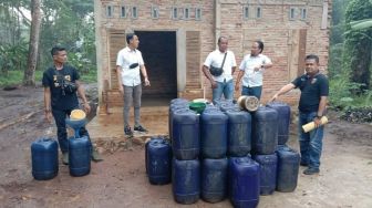 Polisi Temukan Ribuan Liter Solar di Rumah Kosong di Labuhan Maringgai