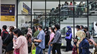 Kepadatan calon penumpang Kereta Rel Listrik (KRL) saat jam pulang kerja di Stasiun Manggarai, Jakarta Selatan, Selasa (2/8/2022). [Suara.com/Alfian Winanto]