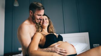 4 Posisi Seks yang Disebut Dapat Merangsang Kelahiran Bayi, Cocok Buat Ibu Hamil!