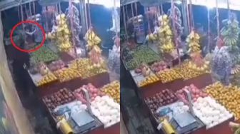 Viral Aksi Pemalakan kepada Tukang Buah di Karawang, Pelaku Ubrak Abrik Dagangan Korban, Publik: Sok Jago