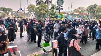 Ribuan Masyarakat Rela Antre untuk Ikut Job Fair di Mall Season City Tambora Jakbar, Ada yang Bawa 20 Surat Lamaran