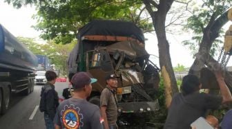 Truk Ringsek Parah Usai Tabrak Pohon di Lamongan, Pengakuan Sopir Mengejutkan