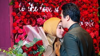 8 Momen Ulang Tahun Syahrini Ke-40, Dapat Pesan Romantis dari Reino Barack