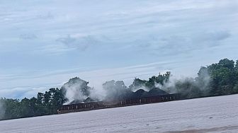 5 Tongkang Batubara Terbakar di Barsel, Kepulan Asapnya Mengganggu Warga
