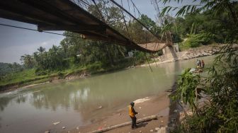 Jembatan Gantung di Lebak Banten Rusak Parah